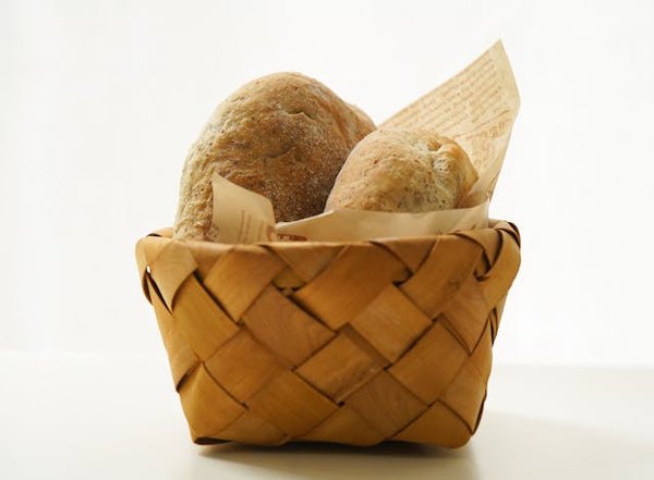 What type of bread bin best preserves the freshness of homemade bread?