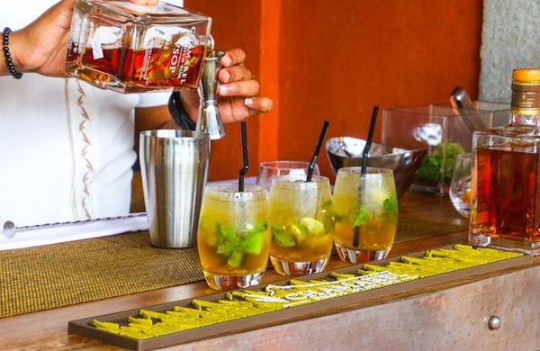 How do you choose the right type of ice machine for a busy cocktail bar?
